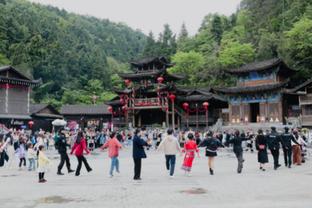 这种天气敢飞，暴风雨天气进行高空跳伞！